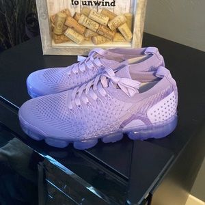 Size 7 purple tennis shoe…. No brand name!